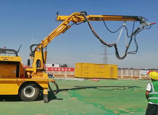 中交一公局混凝土濕噴臺(tái)車施工現(xiàn)場